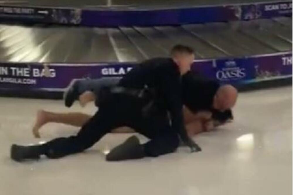 NASRED AERODROMA SE SKINUO GO: Kao od majke rođen uzeo da radi OVO, ljudi u ŠOKU UPALILI KAMERE (VIDEO)