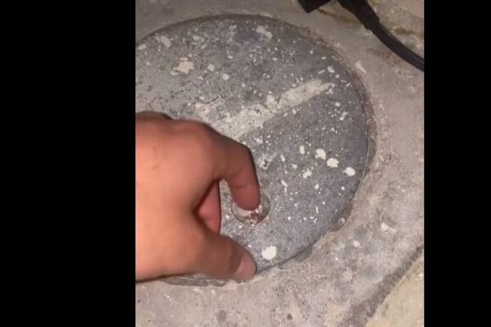 RENOVIRALI KUĆU, A ONDA U UGLU UGLEDALI NEŠTO ČUDNO: Polako su digli METALNI POKLOPAC, a onda... (VIDEO)