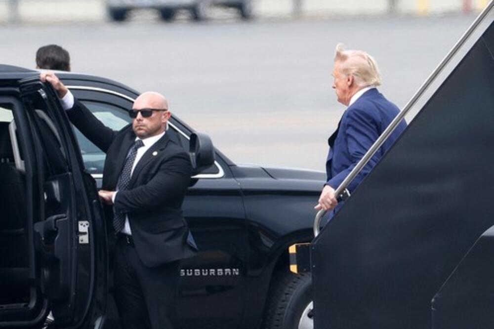 UPUCAN TRAMPOV SARADNIK, U KRITIČNOM JE STANJU: Čekao suprugu u automobilu kada...