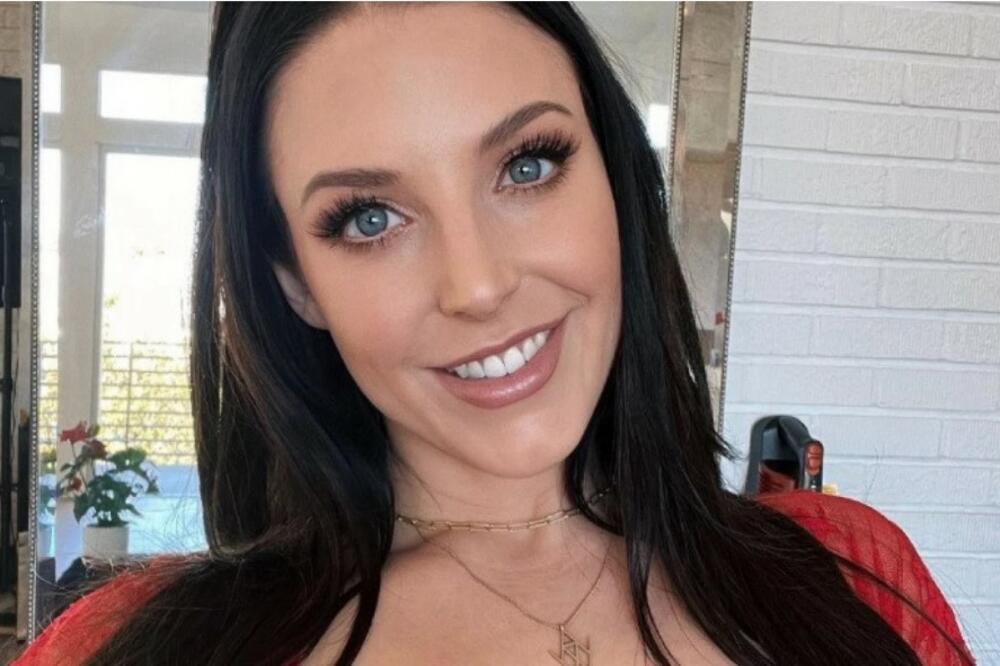 VRELA, CRNA, BOMBASTIČNA NASTAVNICA ULAZI U UČIONICU, A GRUDI KIPE: Anđela zaludela ljude širom sveta, evo i zašto