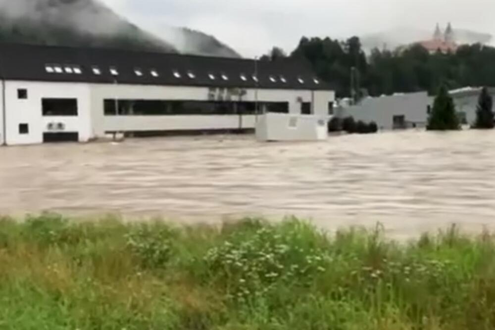 POTOP I U CRNOJ GORI: Automobili se jedva PROBIJAJU kroz BARE, ciklon TUTNJI regionom!