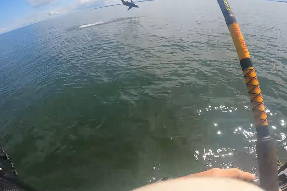 ONO ŠTO JE UPECAO PECAROŠ SLEDIĆE VAM KRV U ŽILAMA: Dugo se borio sa udicom, a onda je iz mora IZAŠLO OVO (VIDEO)