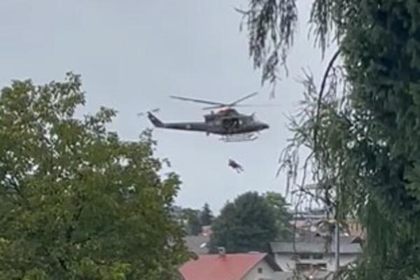 DRAMATIČAN SNIMAK U SLOVENIJI: Bujica nosi ženu zarobljenu u vozilu, ljude spasava helikopter (VIDEO)