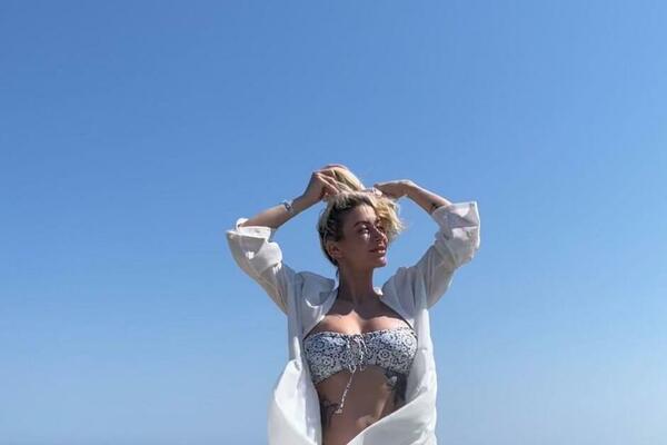 SKINULA SE FATALNA VODITELJKA PINKA: Vrela fotka sve OSTAVLJA BEZ DAHA, bikini jedva DRŽI BUJNE GRUDI