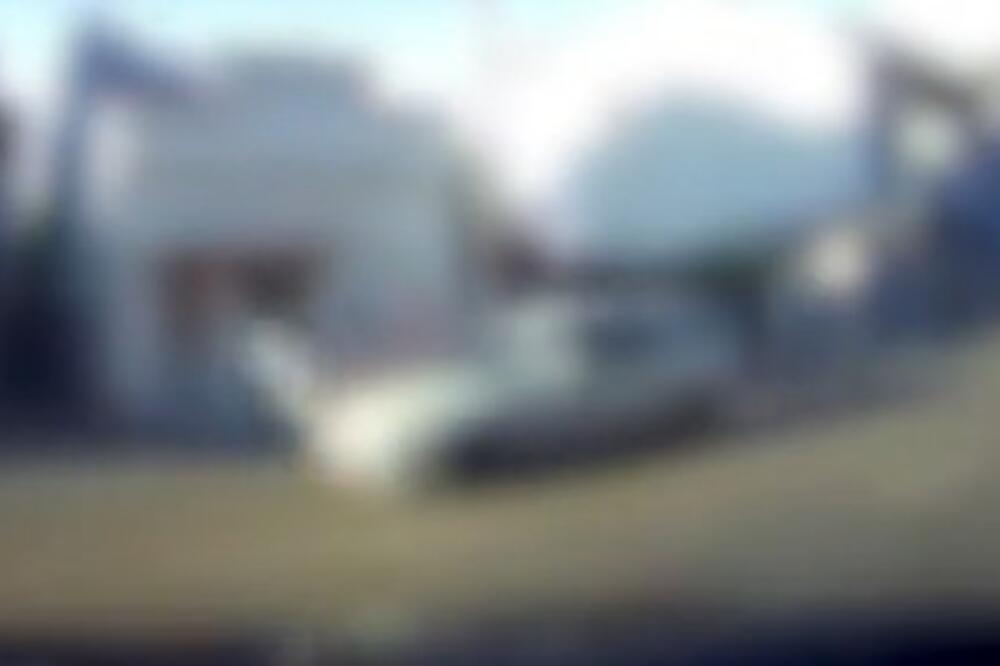 ZABELEŽEN STRAVIČAN TRENUTAK! Vozač oborio devojku na PEŠAČKOM, gledajte na svoju ODGOVORNOST! (UZNEMIRUJUĆ VIDEO)