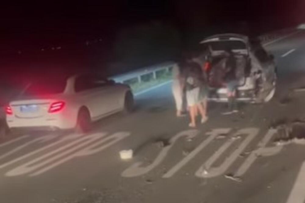 SAOBRAĆAJNA NESREĆA NA AUTO-PUTU: Od siline udara delovi automobila RASUTI svuda okolo (VIDEO)
