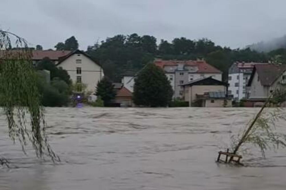 NEVREME IZ SLOVENIJE STIGLO I U HRVATSKU: Na snazi crveni alarm, delovi zemlje ODSEČENI od sveta (FOTO)