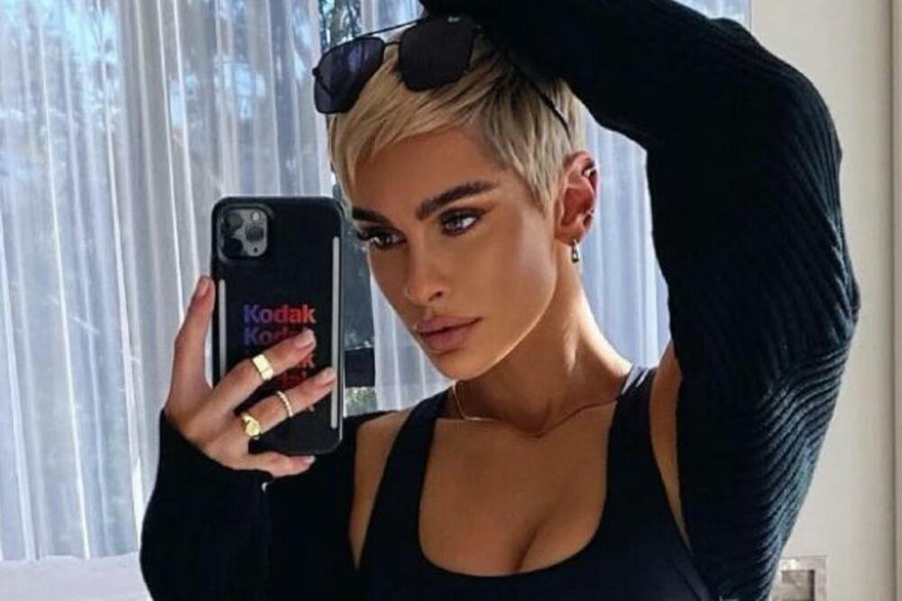 VRELA PLAVUŠA OTKRILA ŠTA RADI U TERETANI I SAD JE SVI PLJUJU: Kad su videli ovo, ljudi se zgrozili (FOTO)