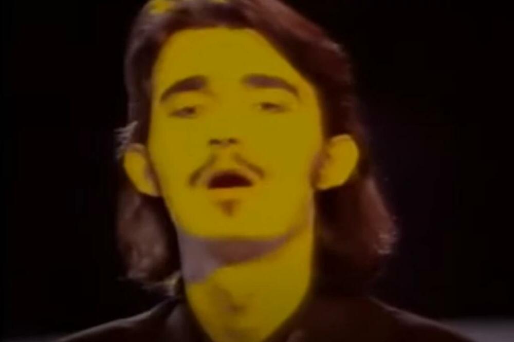 PREPOZNAJETE LI OVOG ČOVEKA? NEKADA SE BAVIO MUZIKOM: Danas stoji u redu NAJPAMETNIJIH u državi