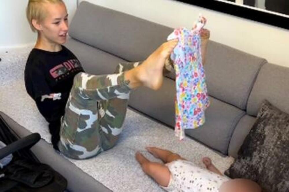 POGLEDAJTE KAKO "DEVOJKA SA KRILIMA" ĆERKU PRESVLAČI STOPALIMA: Svi joj se dive, PRELEPO (FOTO)