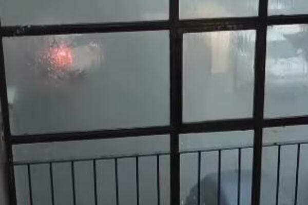 U ZEMUNU LEDENICE LOMILE STAKLA, VETAR ISKIDAO KABLOVE: Nevreme izazvalo haotičnu situaciju (VIDEO)