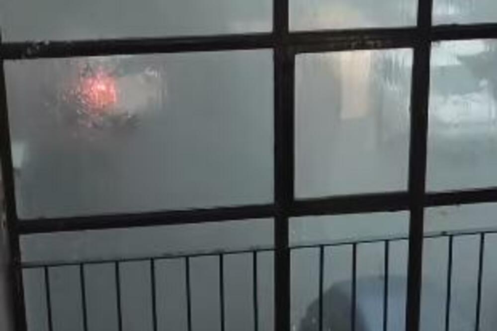 U ZEMUNU LEDENICE LOMILE STAKLA, VETAR ISKIDAO KABLOVE: Nevreme izazvalo haotičnu situaciju (VIDEO)