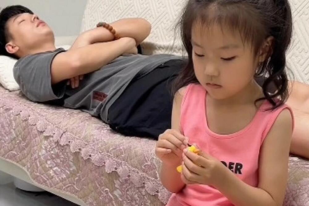 DEVOJČICA SEDELA PORED OCA KOJI JE SPAVAO: Uradila mu je nešto KRAJNJE BEZOBRAZNO i izazvala BURU na MREŽAMA! VIDEO