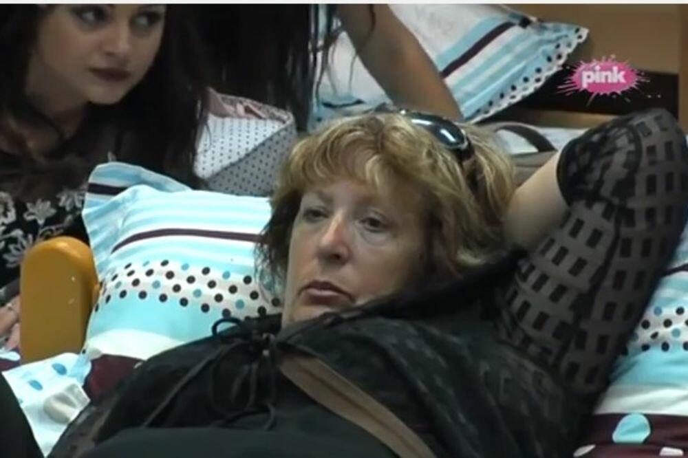 Ona je primljena u bolnicu, a medicinsko osoblje je odmah zbrinulo, tako da joj ništa nije falilo do same operacije.