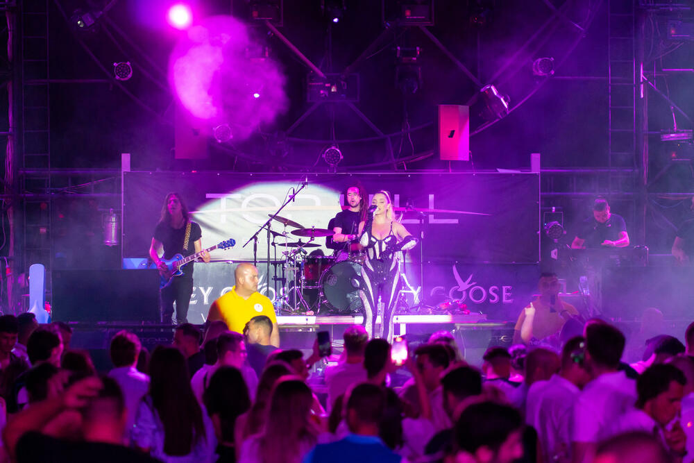  Senzacionalni i energični nastup zavodljive pevačice je sinoć oduševio sve prisutne.