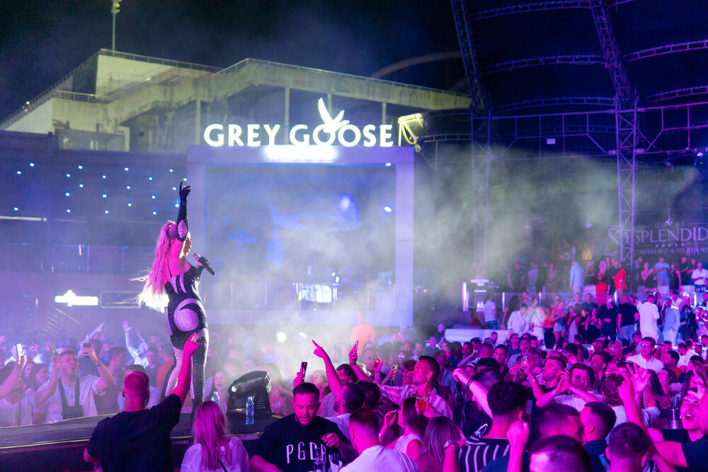 MAJA BEROVIĆ OTVORILA DUŠU ZA ESPRESO: Pevačica OBARA REKORDE, posle porođaja izgleda kao DEVOJČICA