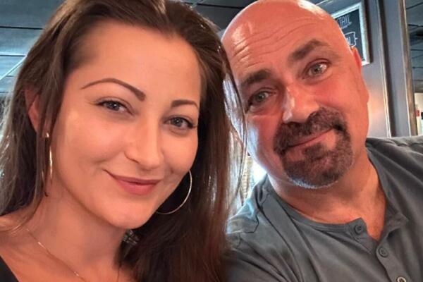 FLERTUJE PRED MUŽEM SA DRUGIM MUŠKARCIMA, A NJEGA TO UZBUĐUJE: Ono što radi NIJE NORMALNO, ide PREDALEKO? (VIDEO)