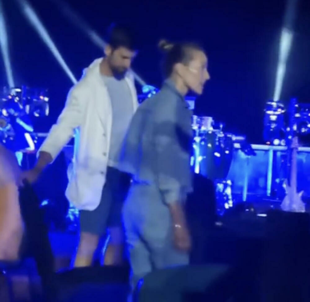 Novak je bio u duksu, dok je Jelena nosila teksas jaknu, a napravili su pravu pometnju kad su se pojavili među ljudima, pa su sve oči bile uprte u njih.