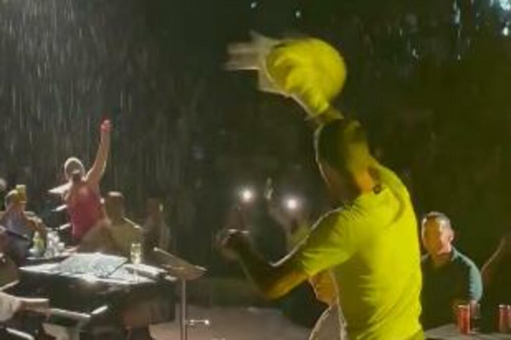 NI KIŠA MU NIJE MOGLA NIŠTA: Novak LUDOVAO na koncertu Vlade Georgieva, a kada je čuo OVU pesmu pao je u TRANS!