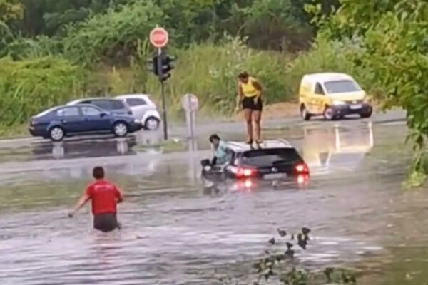 NAŠLE SE U POPLAVI NASRED ULICE, NIJE IM BILO SPASA SVE DOK SE ON NIJE POJAVIO: Beograđanin, heroj dana