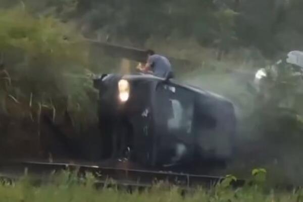 UŽASNA NEZGODA U BEOGRADU ZBOG NEVREMENA: Automobilom SLETEO sa PANČEVCA (VIDEO)