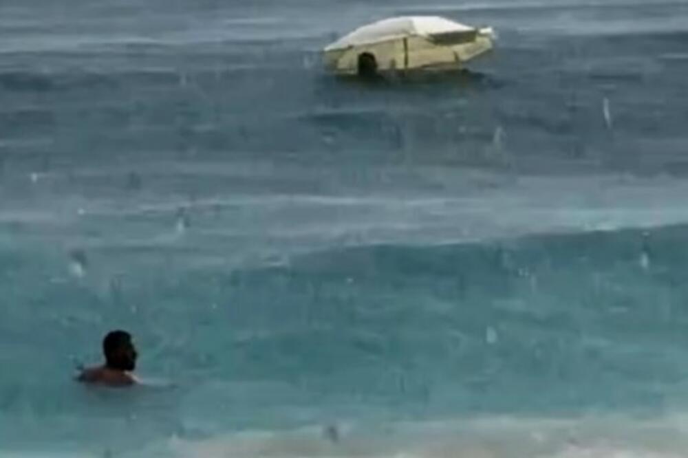 LUDOST ČISTA, PAZITE ŠTA RADE KUPAČI NA CRNOGORSKOM PRIMORJU: Crvena ZASTAVICA podignuta, a oni NE HAJU (VIDEO)