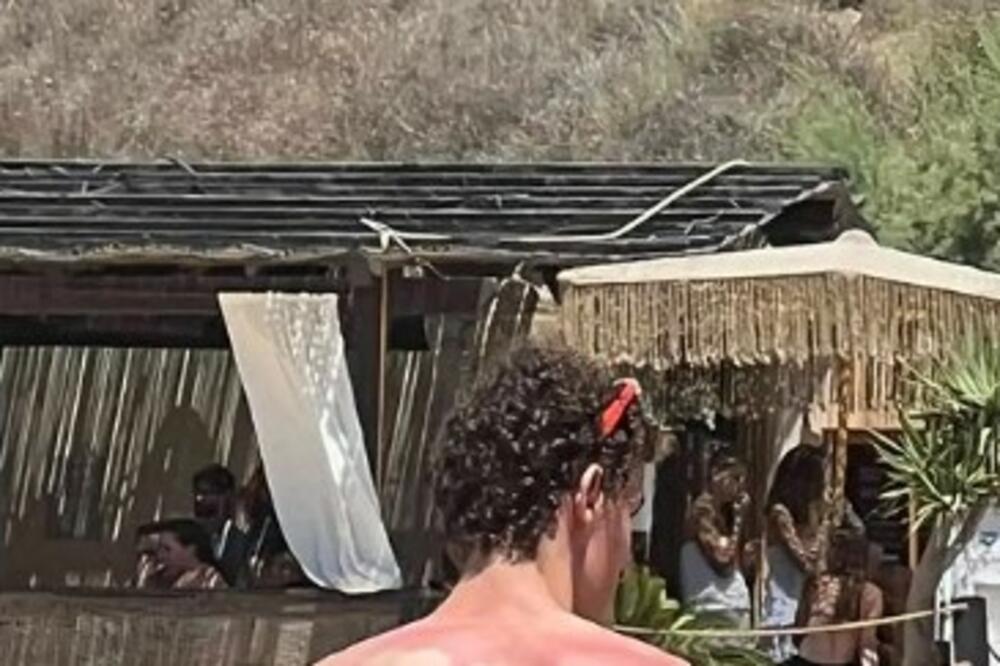 DETALJ NA LEĐIMA OVOG MLADIĆA IZAZVAO NEVERICU: Mrtav ladan prošetao OVAKO plažom, NAJLUĐA FOTKA DANA (FOTO)