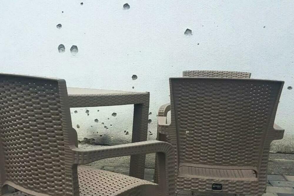 BOMBAŠKI NAPAD U RANILUGU: Bačen EKSPLOZIV na lokal poslanika Srpske liste, oglasili se iz Kancelarije za KiM! FOTO