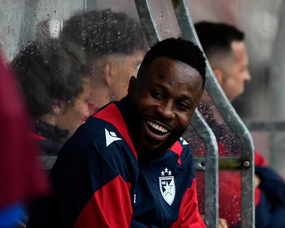 Gelor Kanga na klupi na meču Crvene zvezde i kruševačkog Napretka