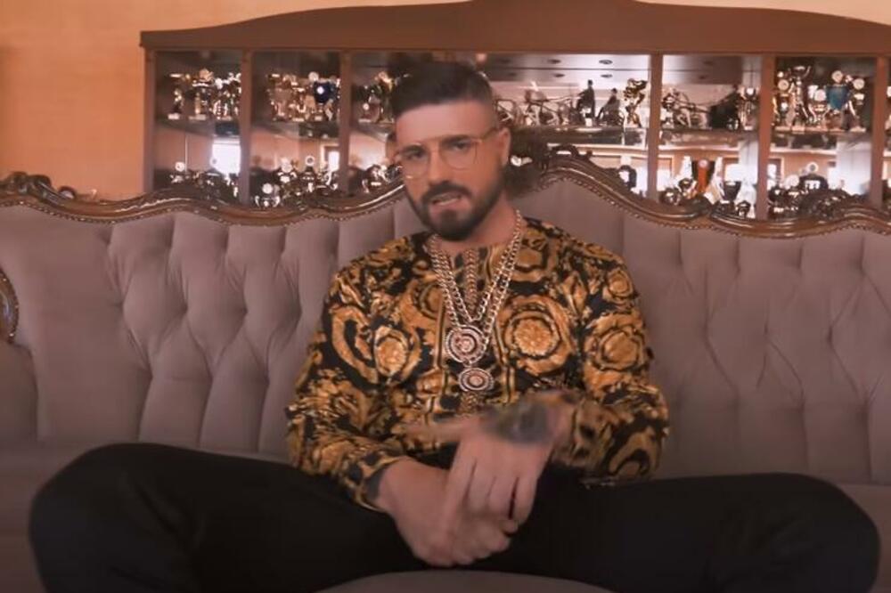 MC STOJAN DOŽIVEO NEZGODU, PEVAČU UKAZANA HITNA POMOĆ: Evo u kakvom je STANJU