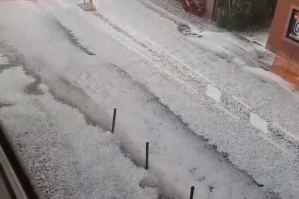 NESTVARAN SNIMAK IZ ITALIJE, ULICE SE ZABELELE USRED LETA: Ljudi, pa ŠTA JE OVO? (VIDEO)