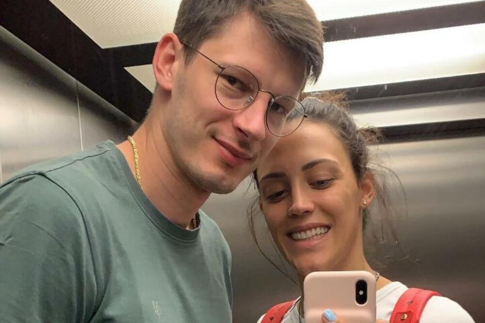 STEFANA I SREĆKO PO DRUGI PUT POSTALI RODITELJI: Stigla na svet devojčica NEOBIČNOG IMENA! (FOTO)