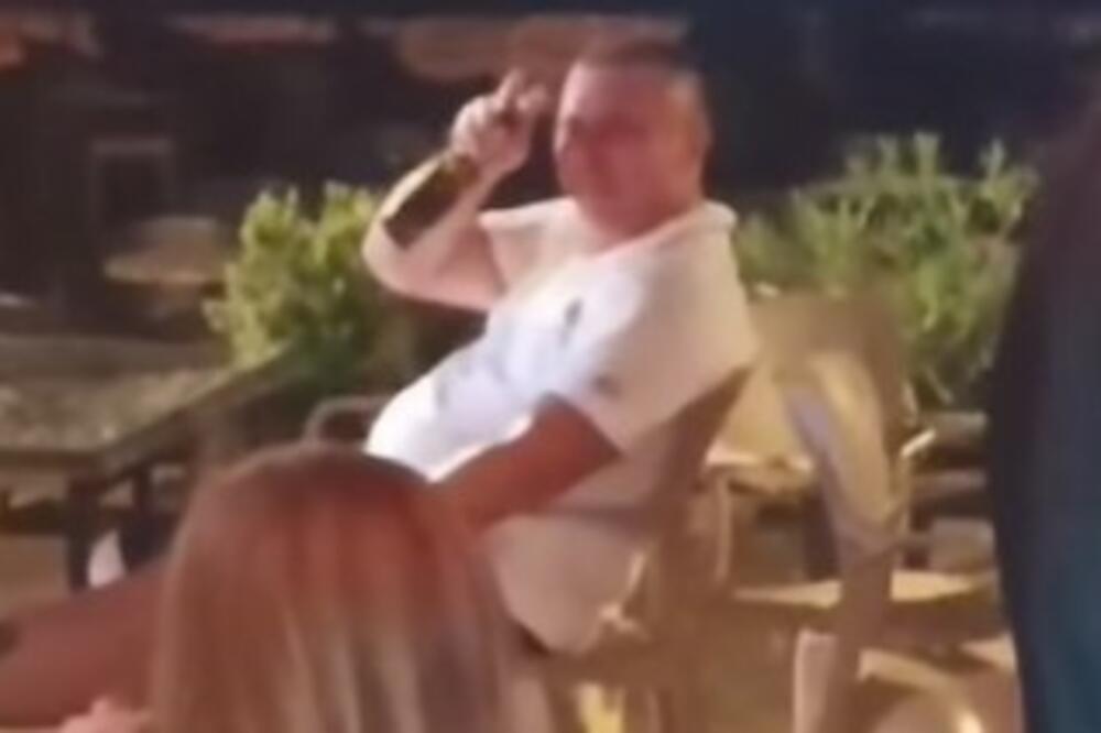 "BOLJE NEGO DA MU ŽENA ZVOCA": Zbog turiste u Sutomoru svi VRIŠTE OD SMEHA! To je UŽIVANJE, pazite ga samo (VIDEO)