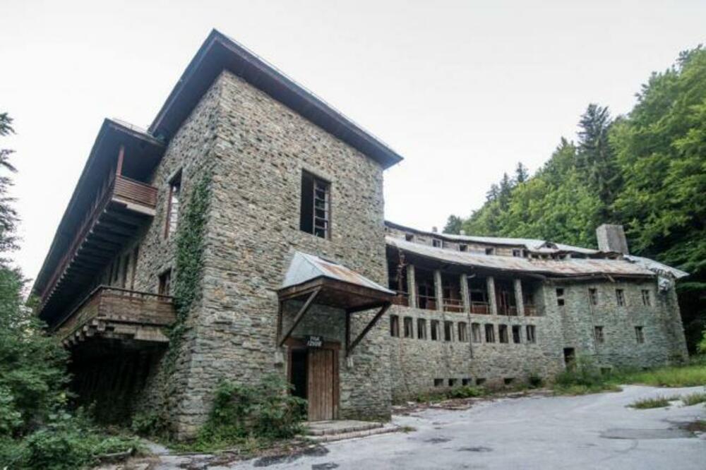 NAJSKUPLJA PREDSEDNIČKA REZIDENCIJA DANAS JE DEVASTIRANA GRAĐENIVINA: Ona je bila simbol Titove MOĆI! (VIDEO)