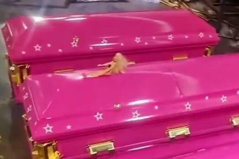 "POČIVAJTE KAO BARBI", SLOGAN FRAPIRAO LJUDE NA INTERNETU: Pogrebna firma pravi KOVČEGE u BARBI STILU (VIDEO)