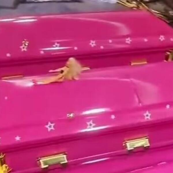 "POČIVAJTE KAO BARBI", SLOGAN FRAPIRAO LJUDE NA INTERNETU: Pogrebna firma pravi KOVČEGE u BARBI STILU (VIDEO)