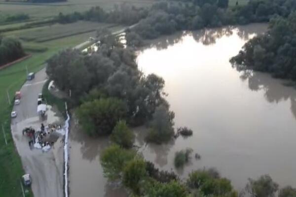 DRAMATIČNI PRIZORI IZ HRVATSKE, OVAKO IZGLEDAJU POPLAVLJENA PODRUČJA: Vodostaji reka na REKORDNIM NIVOIMA (VIDEO)