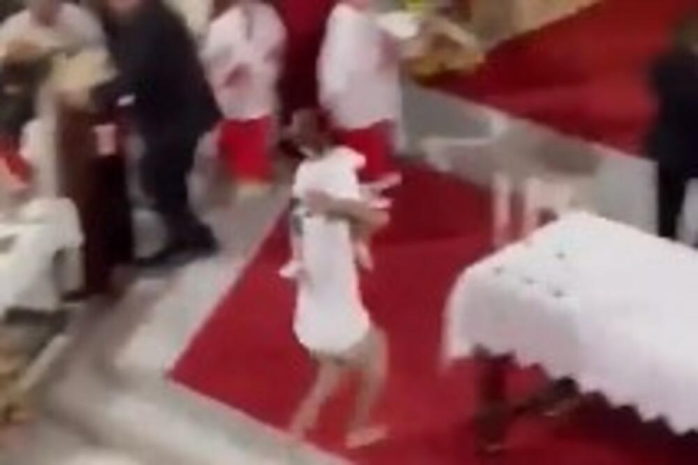ULETEO SA DETETOM U CRKVU, PA URADIO NEŠTO SULUDO: Kad je završio PROLOMIO SE APLAUZ, evo o čemu je reč (VIDEO)