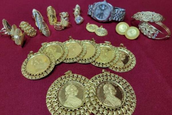 PUTNICA NA NIŠKOM AERODROMU POKUŠALA DA PROŠVERCUJE SKUPOCENI NAKIT: Kada su joj OTVORILI KOFER, usledio VEĆI ŠOK!