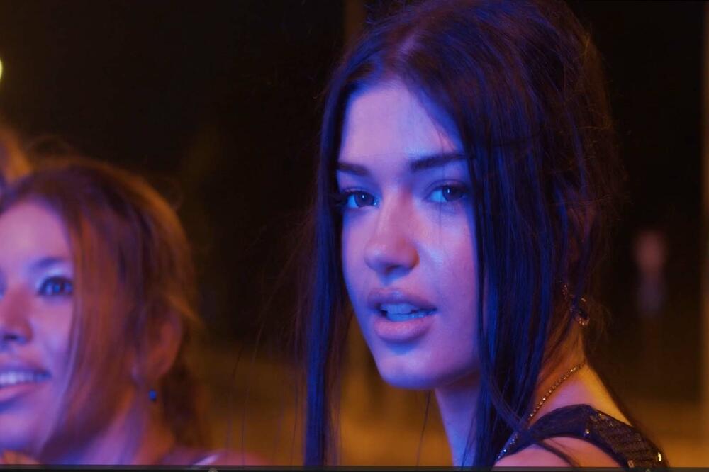 ZBOG NJE NIKO NIJE OSTAO RAVNODUŠAN: Polugola devojka u novom spotu Dijamanti benda raspametila sve!