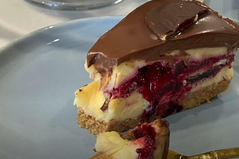 VOĆNA TORTA BEZ PEČENJA: Zbog omiljenog KEKSA svih SRBA moraćete da napravite DVE ovakve (RECEPT)