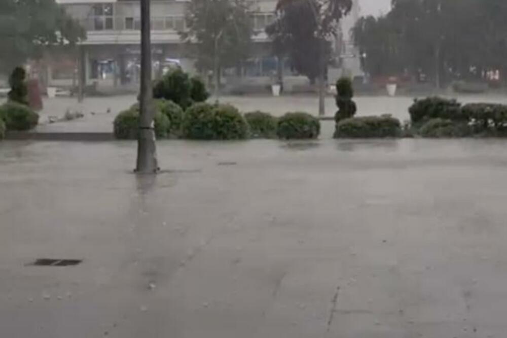 NEVREME POGODILO I ČAČAK: Duva jak vetar, ulice "plivaju" u vodi (VIDEO)