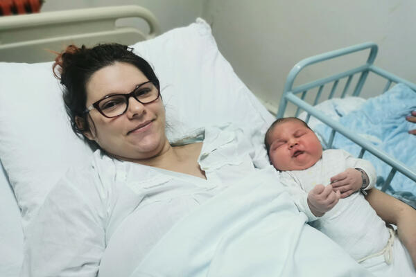 CELA SRBIJA JE ZANEMELA KADA SE PAVLE RODIO: Nazvali ga BEBA DŽIN jer na rođenju imao 6,5 KG, a evo koliko ima sad!