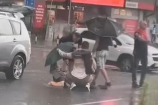 STRAŠNA SCENA U CVIJIĆEVOJ! Ženu udario automobil, ovo je najveća OPASNOST ako vozite po kiši! (VIDEO)