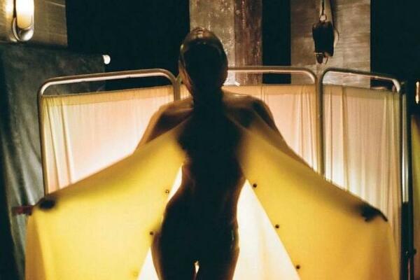 ŽENA JE HODAJUĆI SKANDAL, NA SEBI NEMA ODEĆU OD 2018. GODINE: Ovo što nosi je samo TEHNIČKI garderoba (FOTO)