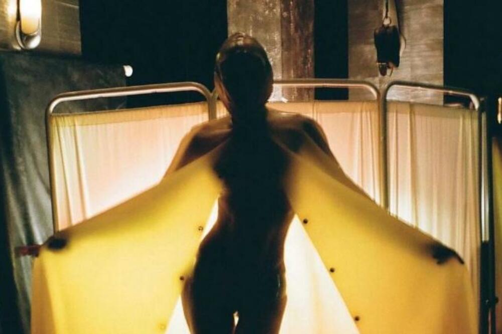 ŽENA JE HODAJUĆI SKANDAL, NA SEBI NEMA ODEĆU OD 2018. GODINE: Ovo što nosi je samo TEHNIČKI garderoba (FOTO)