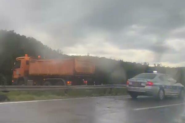 SAOBRAĆAJNA NEZGODA KOD JAGODINE: Prevrnuo se šleper, u toku izvlačenje vozila (VIDEO)