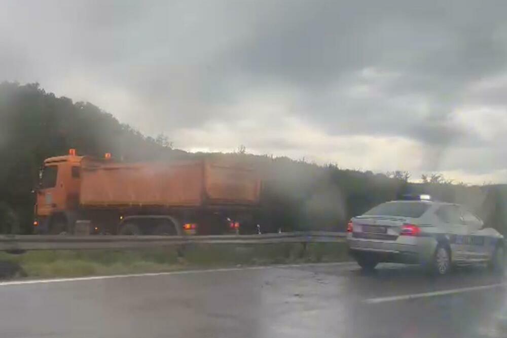 SAOBRAĆAJNA NEZGODA KOD JAGODINE: Prevrnuo se šleper, u toku izvlačenje vozila (VIDEO)