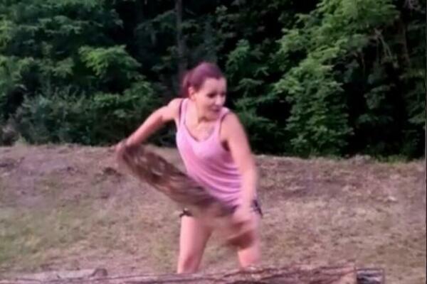 "NEĆU MOMKA ŠTO OBRVE ČUPA, MENI TREBA KOJI DRVA LUPA": Jana u kratkom šprtsu slaže drva za zimu, muškarci u ŠOKU