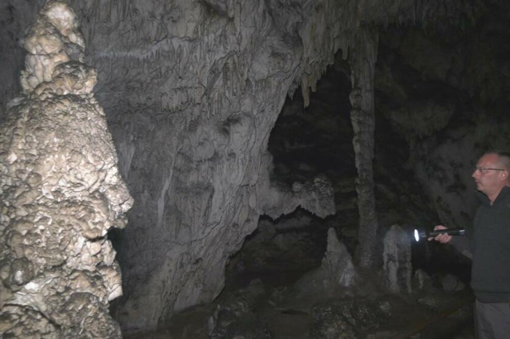 OVA LEDENA PEĆINA KOD NOVE VAROŠI JE JEDNA OD NAJLEPŠIH U SRBIJI: Dvorana senki krije BROJNE TAJNE (FOTO)